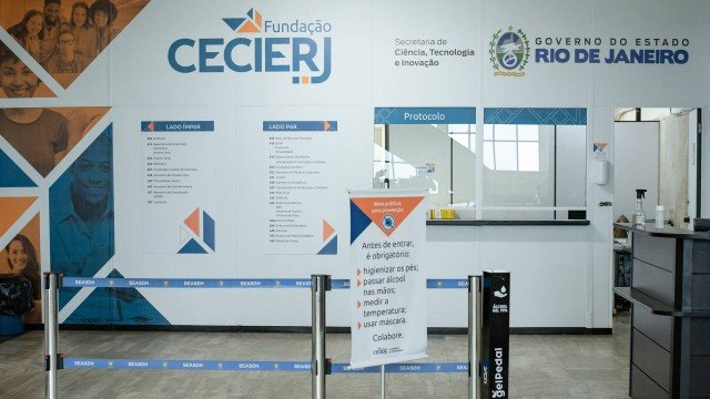 Estudantes realizando prova do Vestibular CEDERJ em polo presencial no Rio de Janeiro