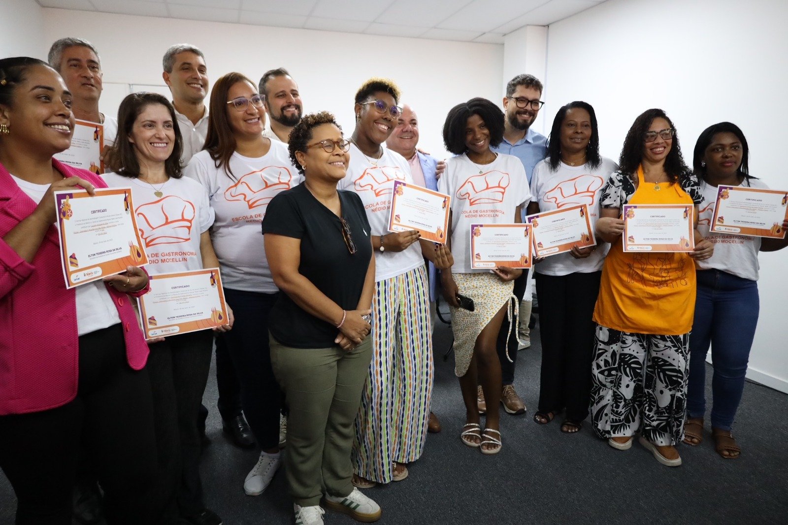 Da comunidade para o mercado: formandos da Escola de Formação em Gastronomia Popular comemoram a certificação conquistada através de cursos gratuitos com esforço, apoio público e excelência de ensino em parceria com o Senac