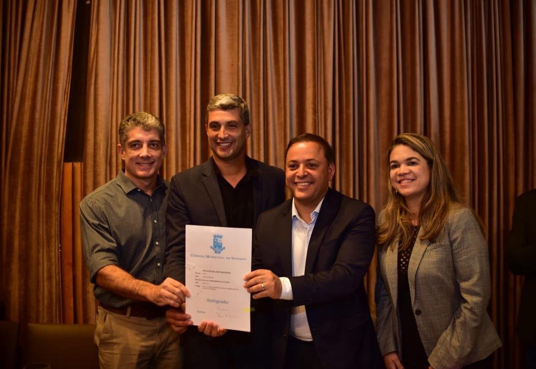 Prefeito de Niterói, Rodrigo Neves, sanciona lei que cria o Fundo de Desenvolvimento Imobiliário do Centro de Niterói (FDICN), que entra em vigor com aporte imediato de R$ 450 milhões do Fundo Soberano dos Royalties do Petróleo | Lucas Benevides