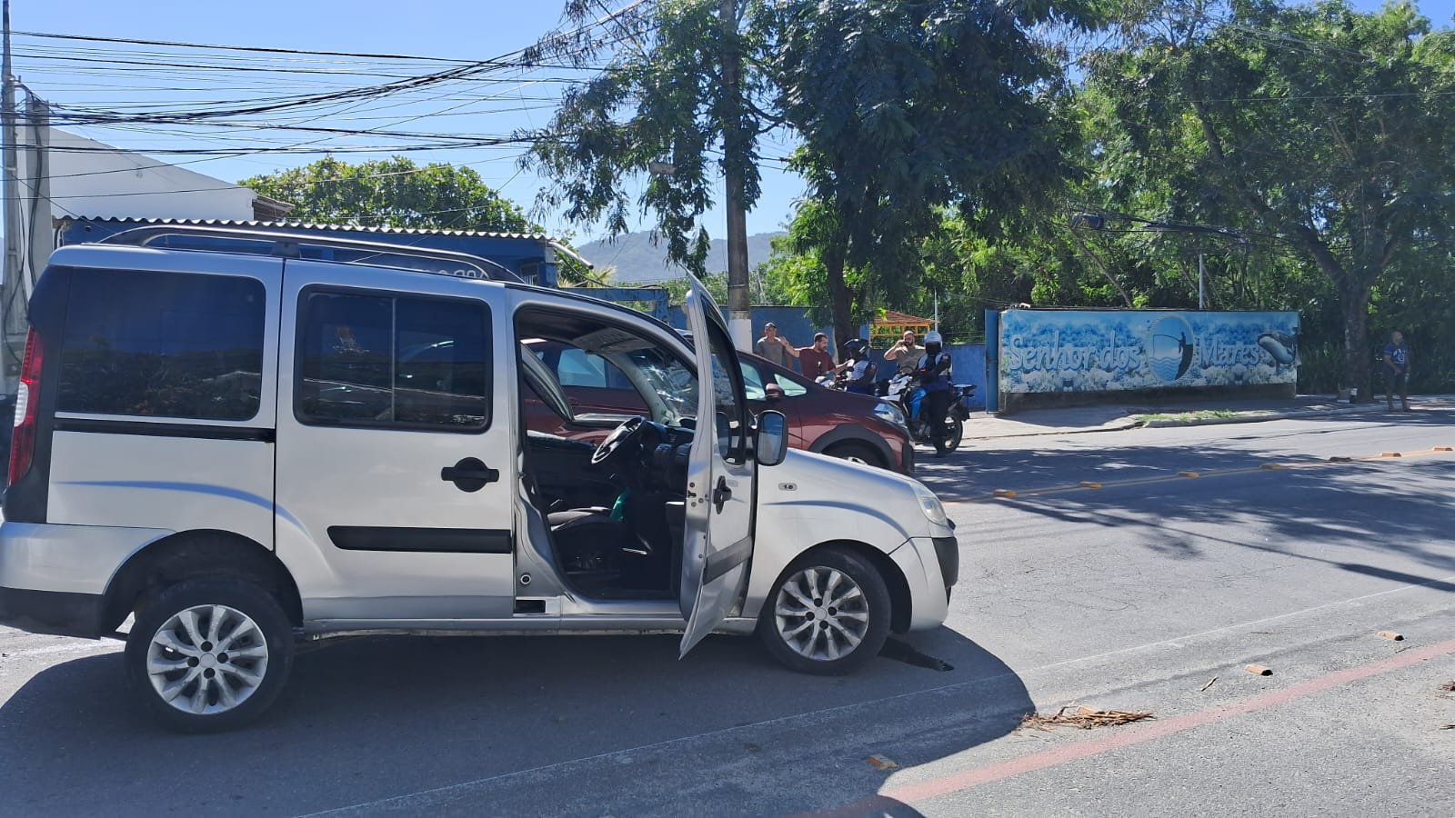 Mesmo após a colocação de tachões, a Avenida Almirante Tamandaré, em Piratininga, Região Oceânica de Niterói, volta a ter acidente de trânsito | Enzo Carvalho/Folha do Leste