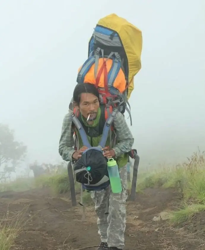 Agam, um dos alpinistas que reforçam as buscas pela brasileira Juliana Marins, de Niterói, que sofreu acidente em trilha no vulcão Rinjani | Reprodução