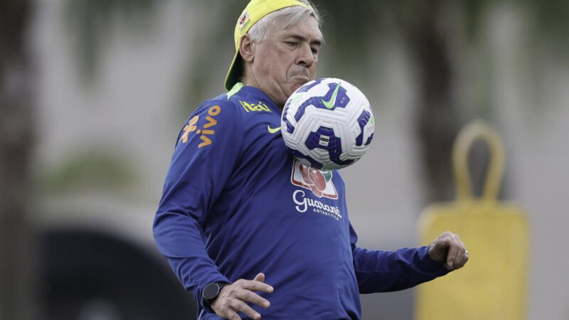 Vini Jr com a camisa 10 da Seleção Brasileira