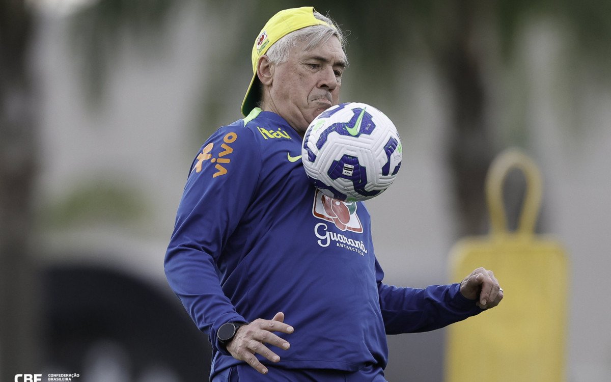 Vini Jr com a camisa 10 da Seleção Brasileira