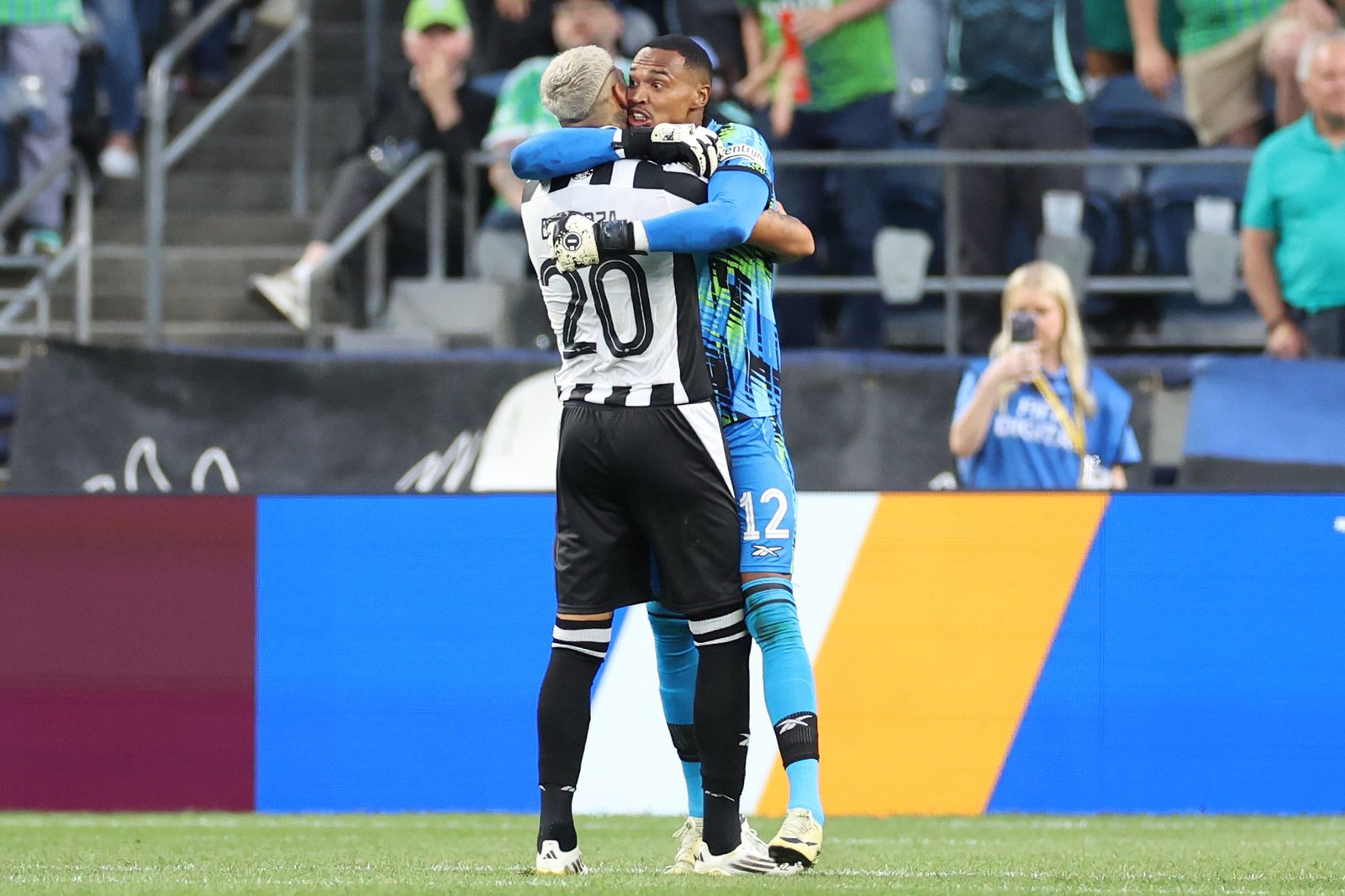 Abraço entre Barboza e John mostra força e união do grupo, independentemente de quem esteja na função de treinador | Vitor Silva/Botafogo