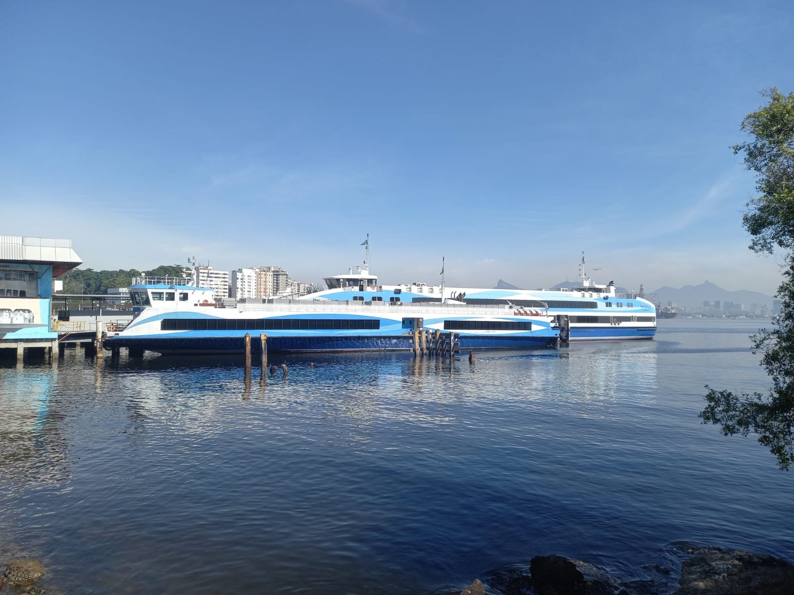 Barcas, símbolo de mobilidade entre as duas cidades que projetam um metrô sob a Baía de Guanabara, que Carlos Gil sonha ver despoluída | André Freitas/Folha do Leste