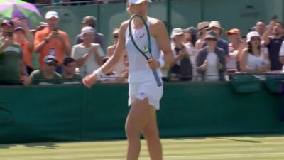 Bia Haddad comemora ponto na vitória contra Sramkova em Wimbledon