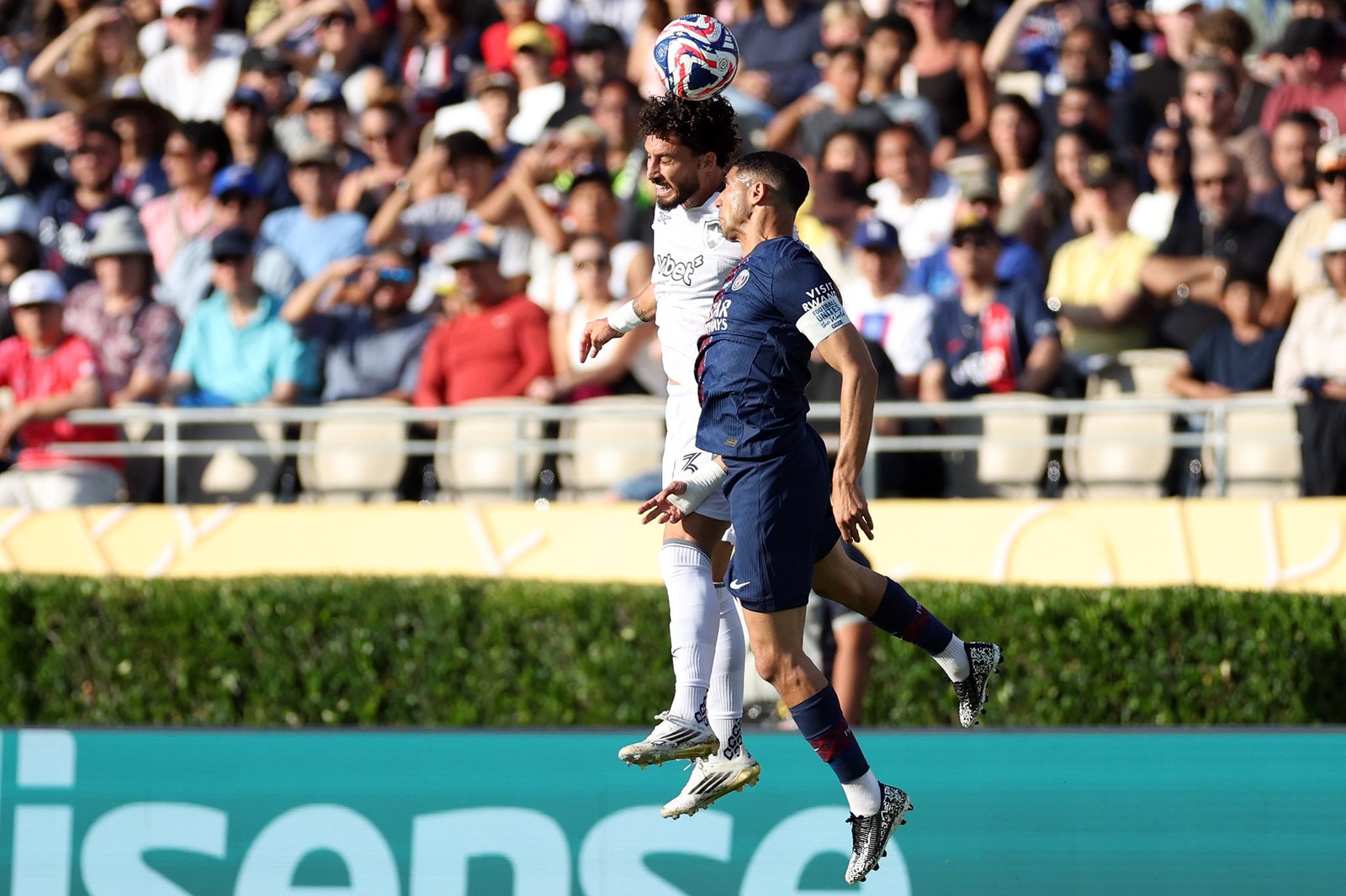 Alex Telles sentiu desconforto e deixou o campo aplaudido pela torcida | Vitor Silva/Botafogo