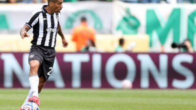 Jogadores do Botafogo deixam o campo após eliminação no Mundial