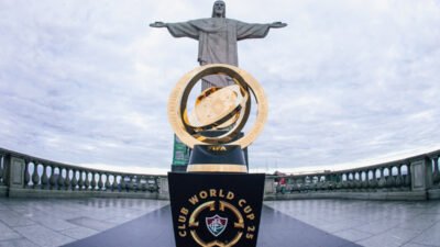 Jogadores do Chelsea erguendo a taça do Mundial de Clubes nos Estados Unidos