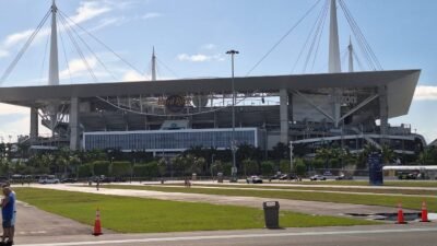 Torcida do Flamengo enfrenta forte calor no estádio de Miami durante jogo do Mundial