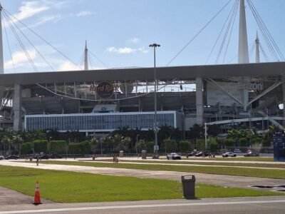Torcida do Flamengo enfrenta forte calor no estádio de Miami durante jogo do Mundial