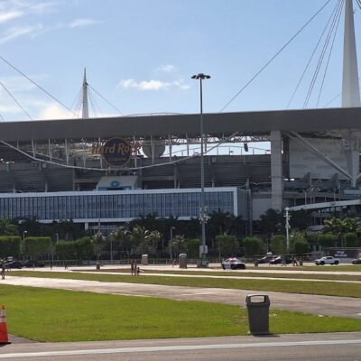 Torcida do Flamengo enfrenta forte calor no estádio de Miami durante jogo do Mundial