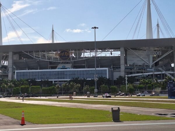 Torcida do Flamengo enfrenta forte calor no estádio de Miami durante jogo do Mundial