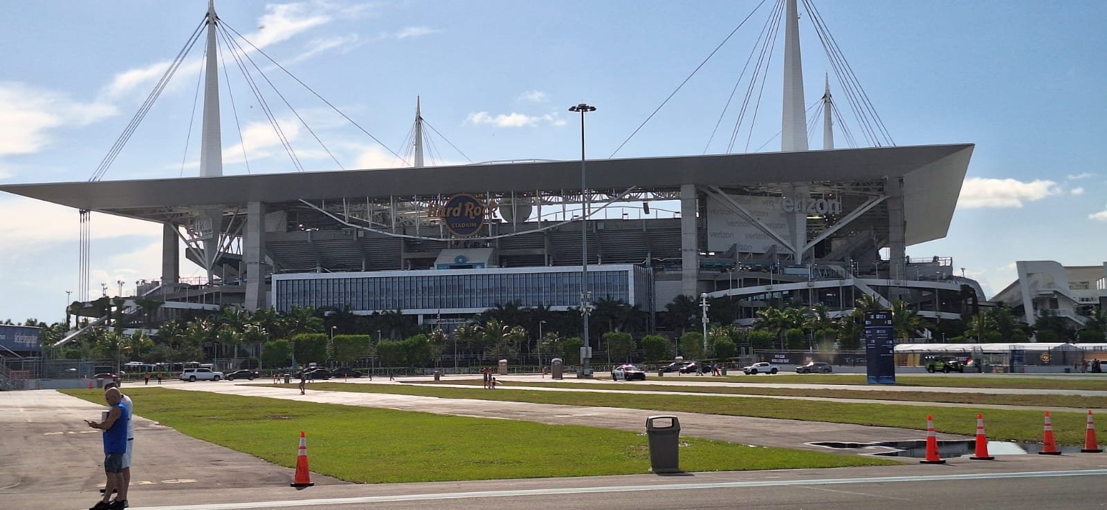 Torcida do Flamengo enfrenta forte calor no estádio de Miami durante jogo do Mundial