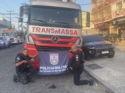 Policiais do 41º BPM com carga de laticínios recuperada na Pavuna