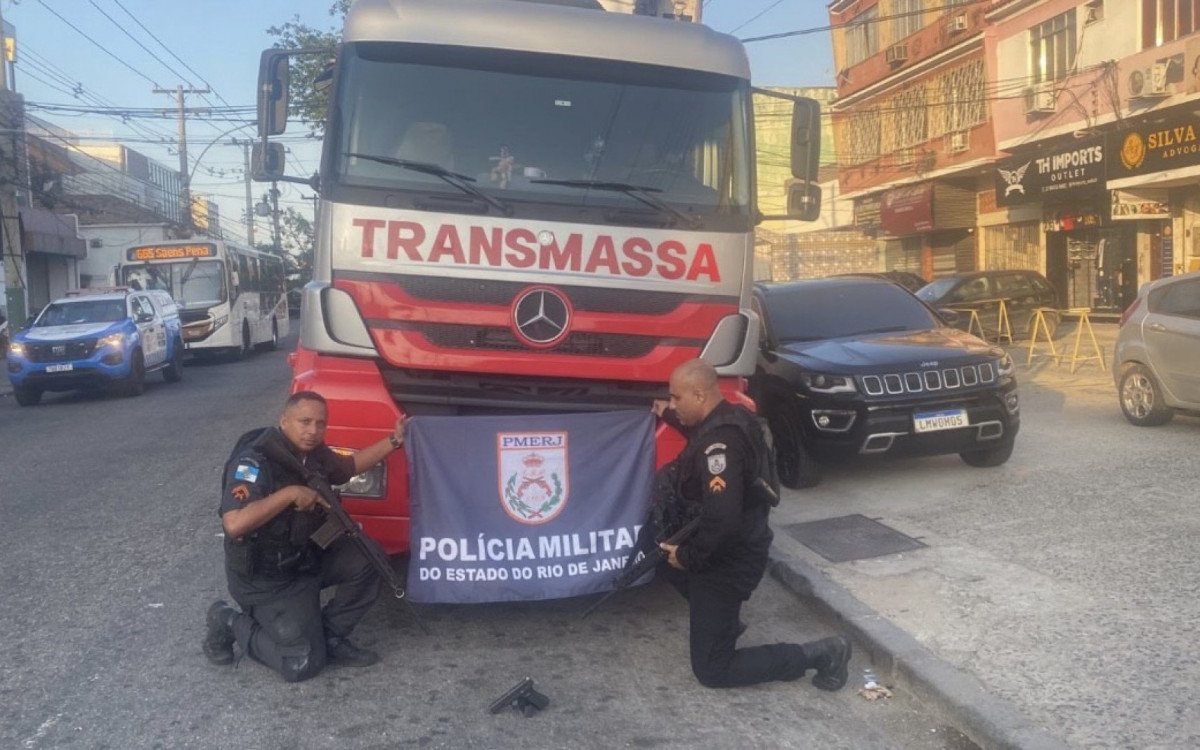 Policiais do 41º BPM com carga de laticínios recuperada na Pavuna