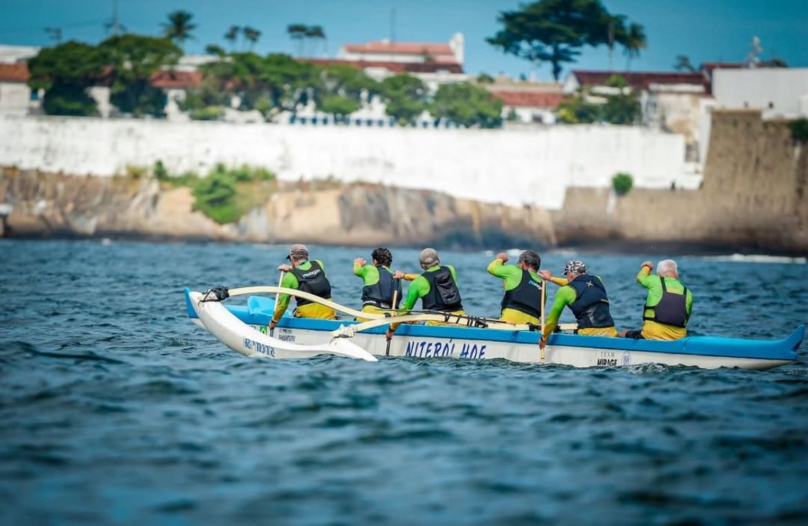 atletas canoa havaiana Super Paddle Niterói em ação na Praia de Charitas