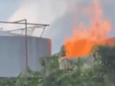 Bombeiros atuam em incêndio após explosão em fábrica de álcool em Duque de Caxias