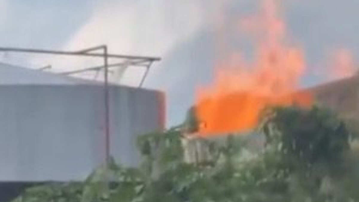 Bombeiros atuam em incêndio após explosão em fábrica de álcool em Duque de Caxias