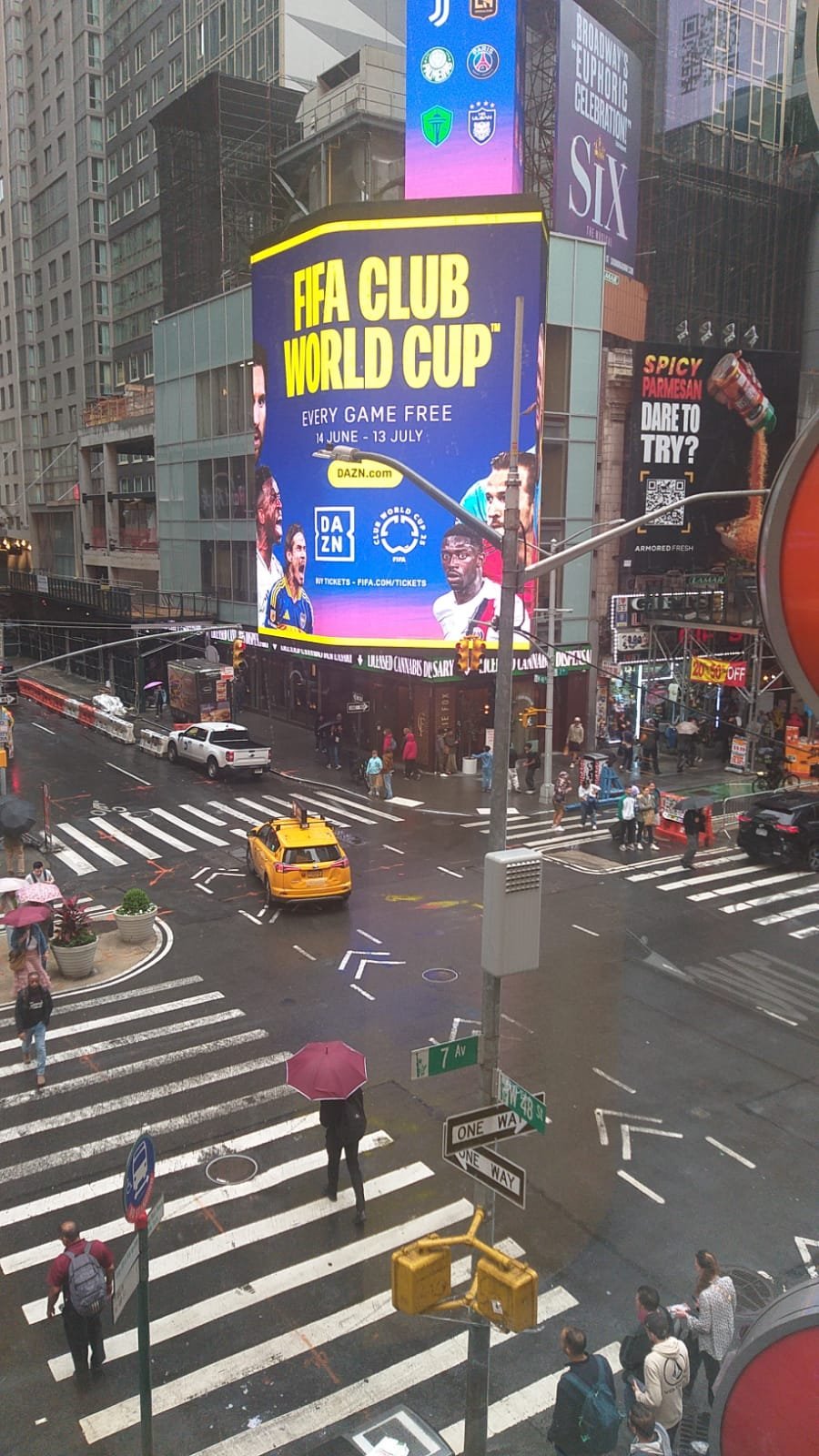 Anúncio luminoso da Copa do Mundo Fifa 2025 no cruzamento da 7ª avenida com a Rua 25 | Vicente Dattoli/Folha do Leste