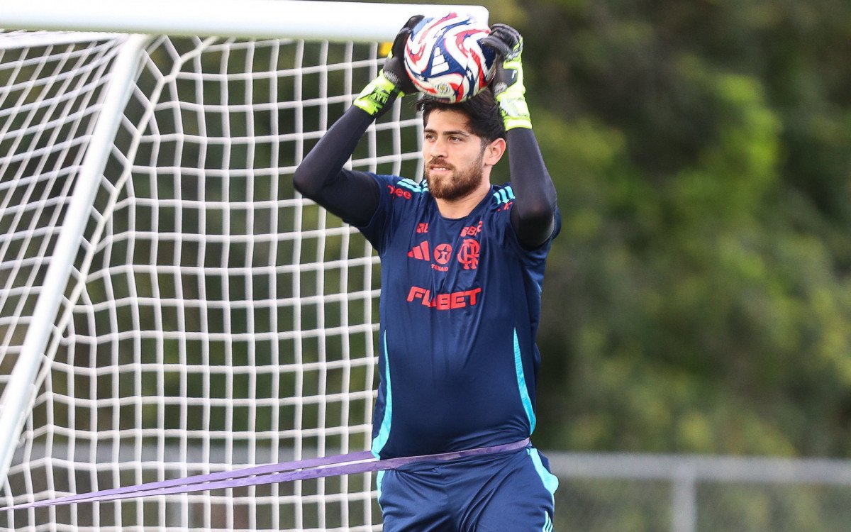 Zaga do Flamengo durante treino para enfrentar o Bayern