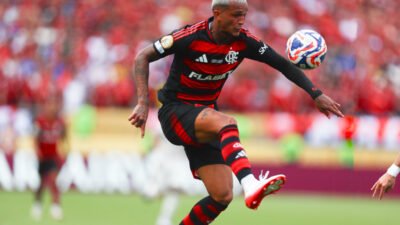 Erick Pulgar chega ao Brasil de cadeira de rodas após lesão no Mundial de Clubes