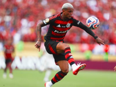 Erick Pulgar chega ao Brasil de cadeira de rodas após lesão no Mundial de Clubes