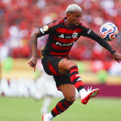 Erick Pulgar chega ao Brasil de cadeira de rodas após lesão no Mundial de Clubes