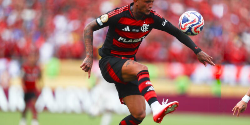 Erick Pulgar chega ao Brasil de cadeira de rodas após lesão no Mundial de Clubes