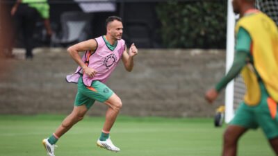 Renê do Fluminense destaca apoio da torcida antes de jogo contra a Inter de Milão