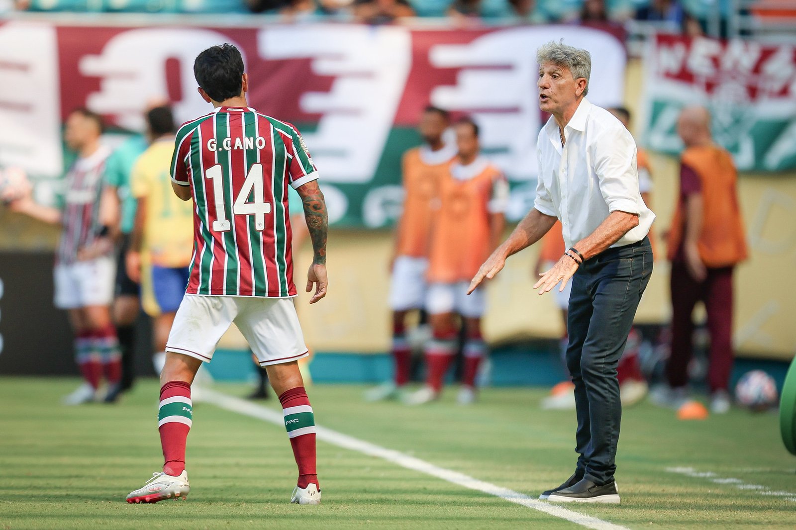 Renato orienta Cano à beira do gramado | Lucas Merçon/Fluminense