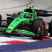 Carros de Fórmula 1 na pista durante treinos de pré-temporada no Bahrein