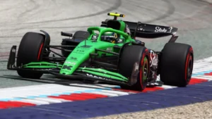 Carros de Fórmula 1 na pista durante treinos de pré-temporada no Bahrein