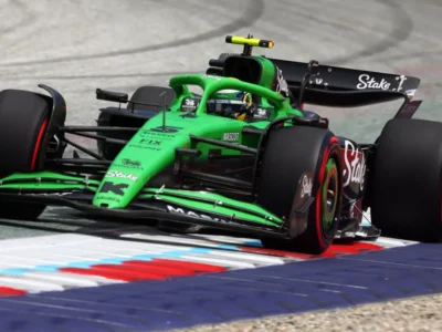 Carros de Fórmula 1 na pista durante treinos de pré-temporada no Bahrein