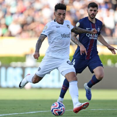 Atacante Igor Jesus abre o marcador aos 24 minutos: Botafogo vence PSG no primeiro tempo, cala a Europa e revive a alma da Seleção Brasileira | Vitor Silva/Botafogo