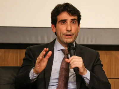 Presidente do Banco Central Gustavo Galipolo criticou o uso do IOF para gerar aumento da arrecadação, considerando a medida, em outras palavras, como uma espécie de "muleta" | 