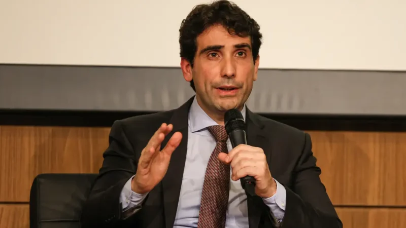 Presidente do Banco Central Gustavo Galipolo criticou o uso do IOF para gerar aumento da arrecadação, considerando a medida, em outras palavras, como uma espécie de "muleta" | 