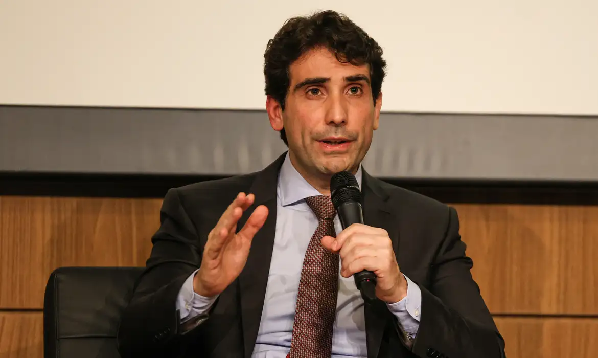 Enquanto ACIERJ se mobiliza contra aumento do IOF pelo Governo Federal com nota de repúdio, Presidente do Banco Central Gustavo Galipolo criticou o uso do IOF para gerar aumento da arrecadação, considerando a medida, em outras palavras, como uma espécie de "muleta" |
