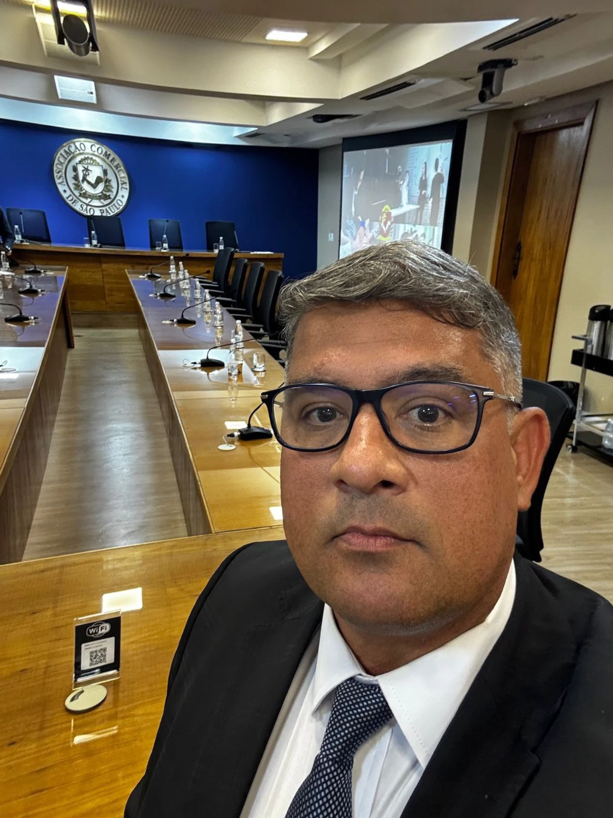 Igor Baldez, presidente ACIERJ, entende que Governo Lula e Ministro da Fazenda Fernando Haddad ignoram revolta do setor empresarial com aumento da IOF sem amplo debate público, ao mesmo tempo em que o Congresso Nacional ameaça revogar medida por decreto e presidente do Banco Central é contra medida.