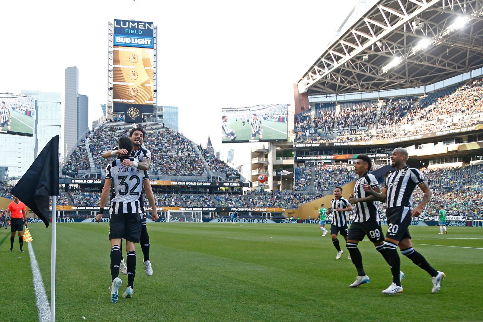 Sufoco: Botafogo estreia com vitória sobre o Seattle Sounders na Copa do Mundo de Clubes da Fifa, graças as decisões do treinador Renato Paiva, que quase levaram os torcedores do estádio para o hospital (fictício) onde se passa a popular série de TV, Grey's Anatomy | Vitor Silva/Botafogo