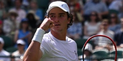 João Fonseca vibrando após vencer estreia em Wimbledon 2025