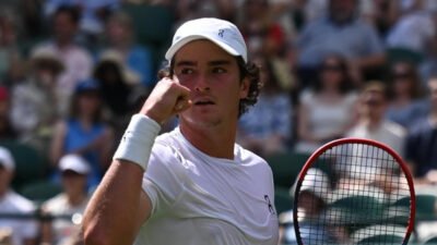 João Fonseca vibrando após vencer estreia em Wimbledon 2025