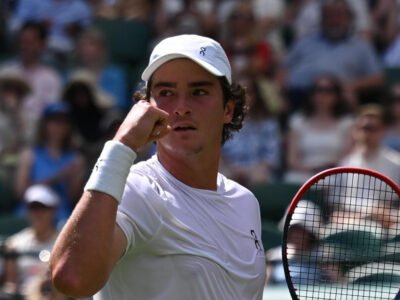 João Fonseca vibrando após vencer estreia em Wimbledon 2025