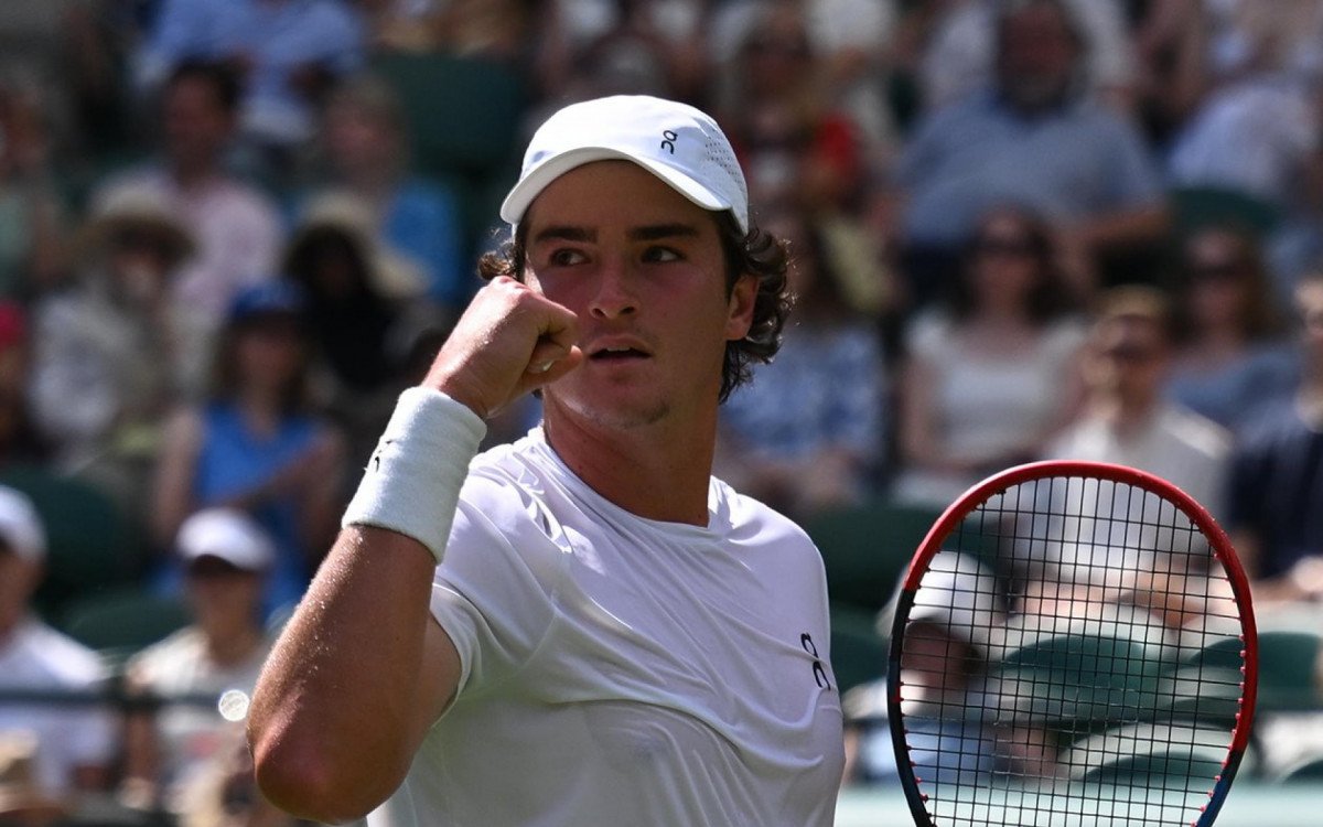 João Fonseca vibrando após vencer estreia em Wimbledon 2025