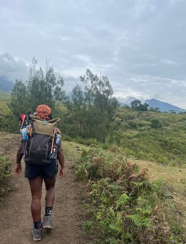 Imagem de Juliana Marins, na Indonésia, enquanto fazia uma trilha perto do Vulcao Rinjani, onde sofreu uma queda | Reprodução