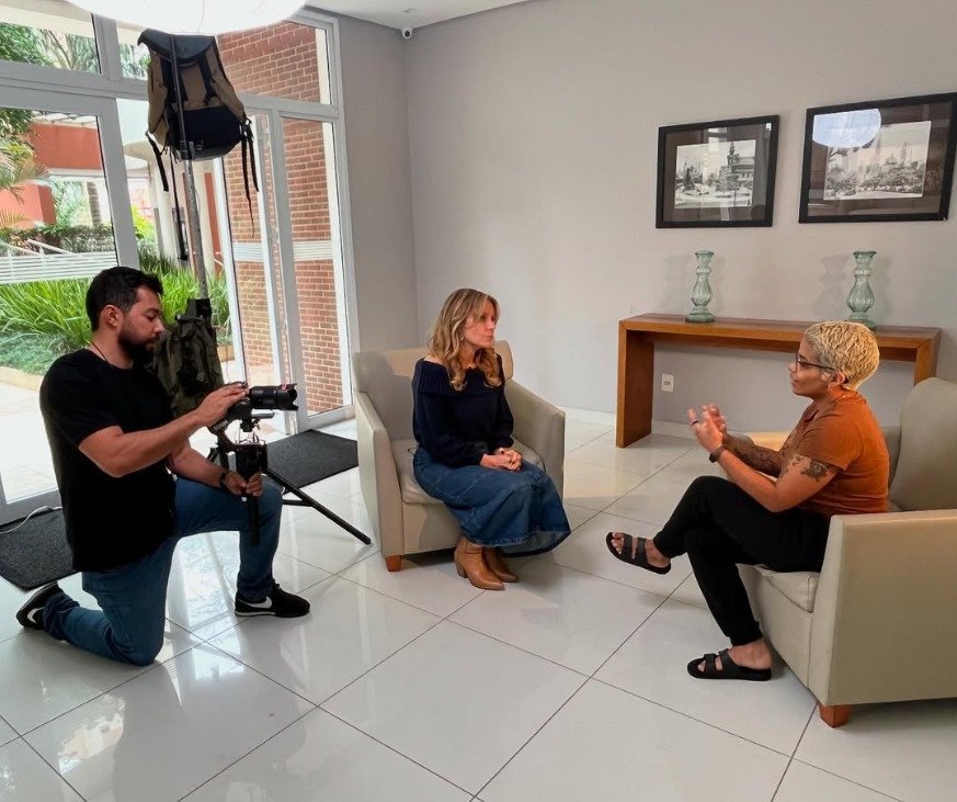 Mariana Marins concedeu entrevista ao Fantástico, da Rede Globo, sobre o desaparecimento da irmã Juliana, na Indonésia, enquanto fazia uma trilha perto do Vulcao Rinjani, onde sofreu uma queda | Reprodução