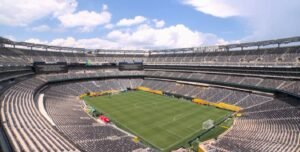 Imagem do gramado vazio após paralisação do jogo entre Palmeiras e Al Ahly por ameaça de tempestade