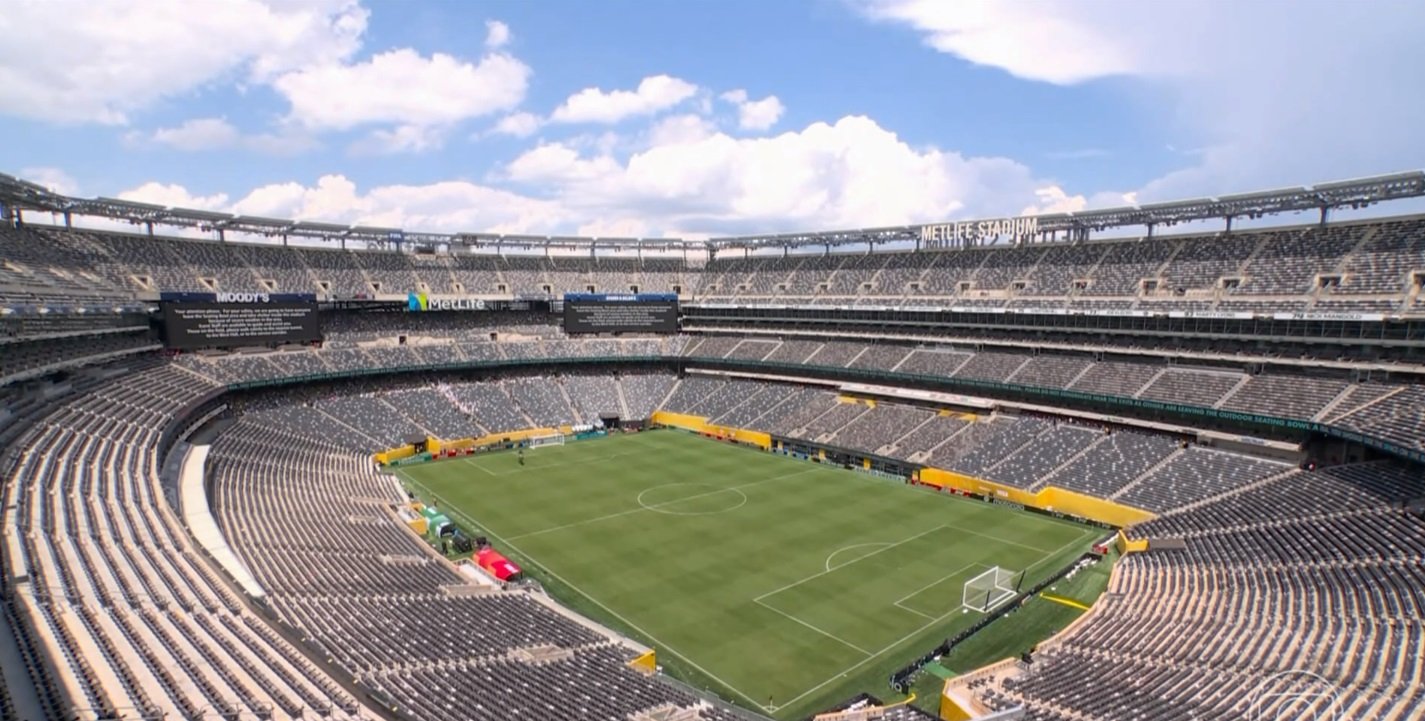 Imagem do gramado vazio após paralisação do jogo entre Palmeiras e Al Ahly por ameaça de tempestade