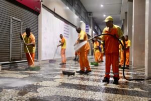 Agentes da Clin durante ação de limpeza com novos contêineres no Fonseca, em Niterói