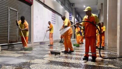 Agentes da Clin durante ação de limpeza com novos contêineres no Fonseca, em Niterói